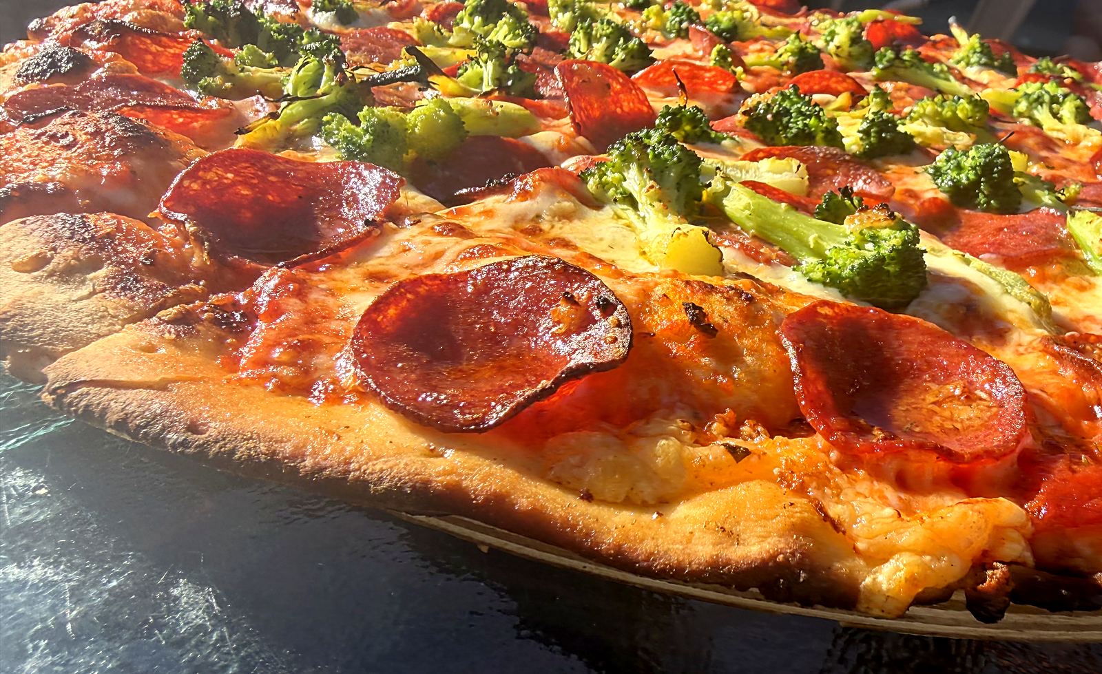 Ofenfrische Familien-Pizza der Pizzeria Fallucca