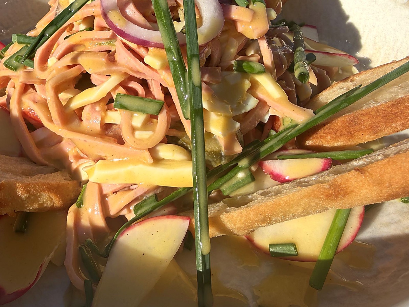 Frisch angerichteter Wurstsalat